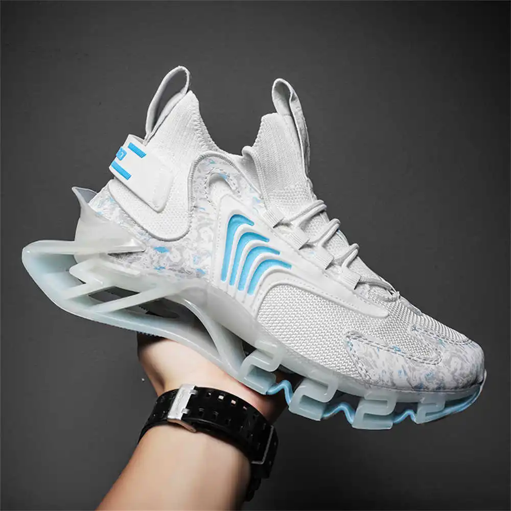 Street Fashion Model - Stivali lunghi rosa Slipon blu Sneakers