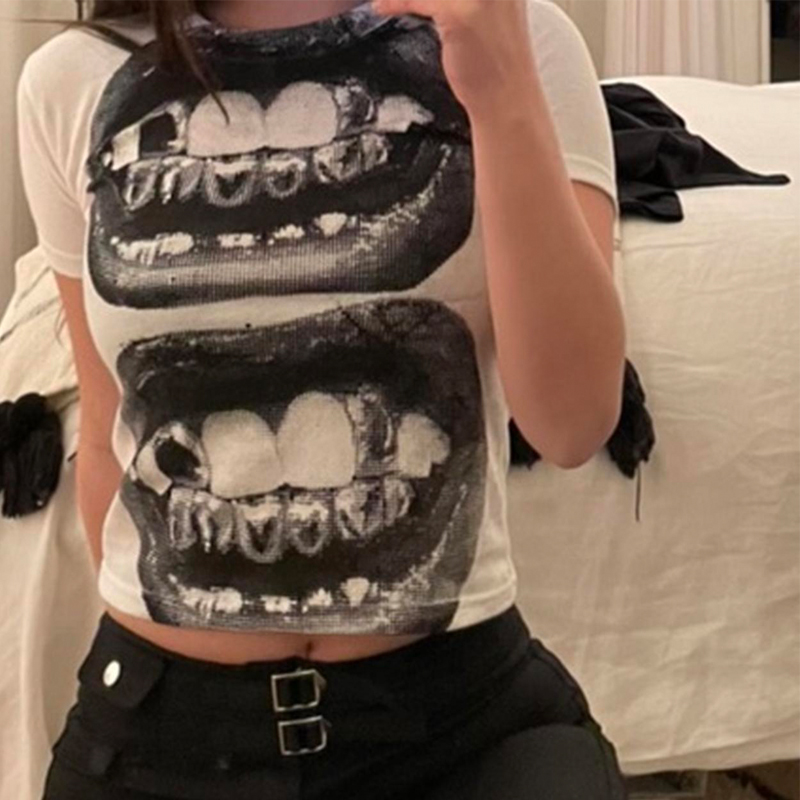 T-shirt Gotica Punk Y2K a Mani - Street Fashion Us recensione e prezzo
